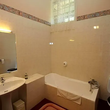 Chateau De فندق مبيت وإفطار